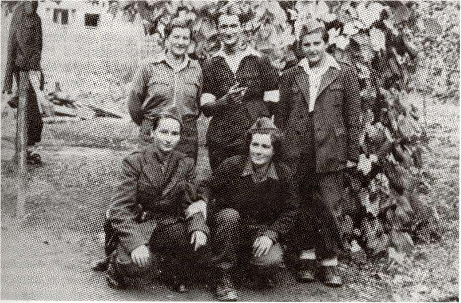 Ravijojla Rava Janković, Zdravko Perić, Mara Mićić, Rajka Mrkajić i Razija Alajbegović Prodanović u oslobođenoj Tuzli 1944.